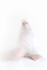 Mariée Gantée Pièces (Photographie - Performance) By FRANCESCA DI BONITO